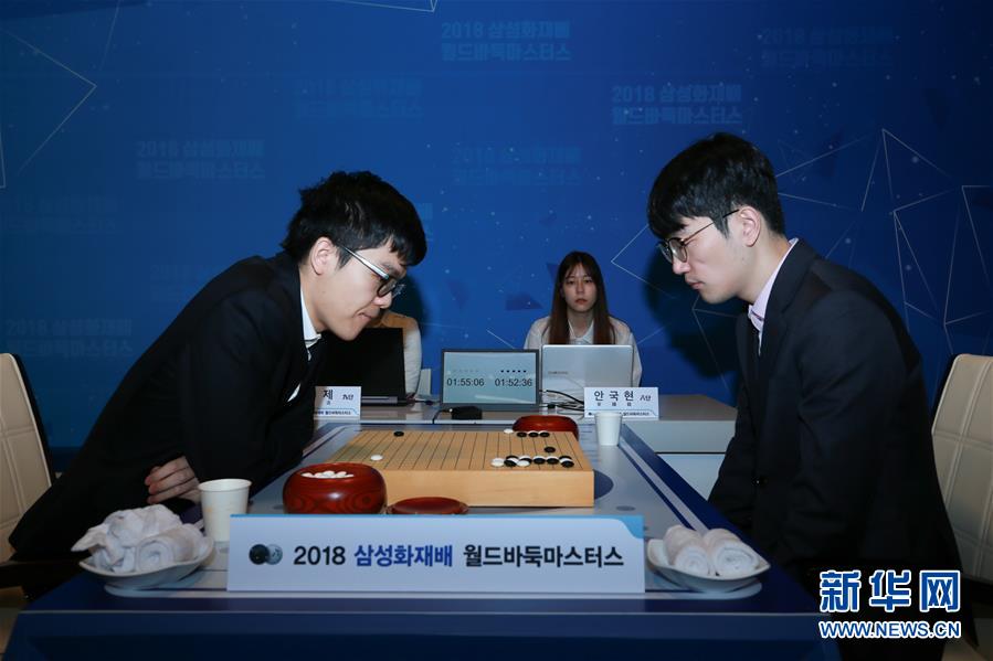 12月5日，柯洁（左）和安国铉（右）在比赛中。 新华社记者王婧嫱摄 图片来源：新华网