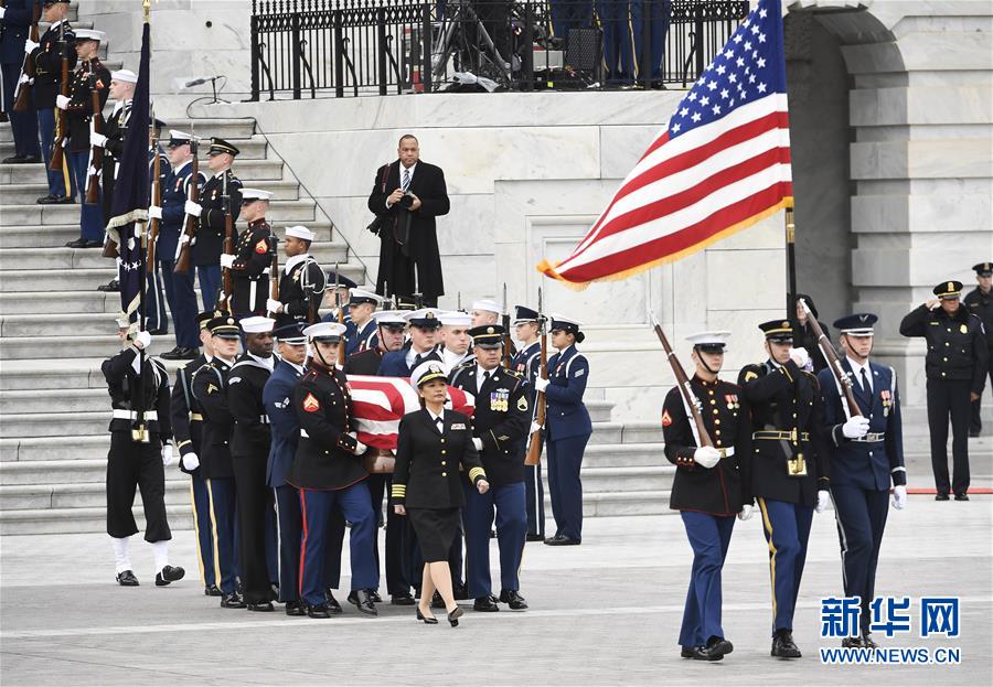 12月5日，在美国首都华盛顿，美国前总统乔治·赫伯特·沃克·布什的灵柩离开国会大厦。当日，美国前总统乔治·赫伯特·沃克·布什（老布什）的国葬仪式在华盛顿举行。新华社记者刘杰摄 图片来源：新华网
