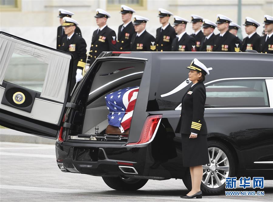 12月5日，在美国首都华盛顿，美国前总统乔治·赫伯特·沃克·布什的灵柩被安放在国会大厦前的灵车上。 新华社记者刘杰摄 图片来源：新华网