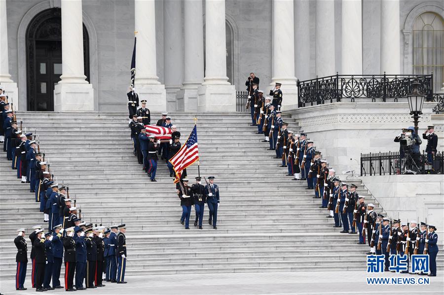 12月5日，在美国首都华盛顿，美国前总统乔治·赫伯特·沃克·布什的灵柩离开国会大厦。 新华社记者刘杰摄 图片来源：新华网