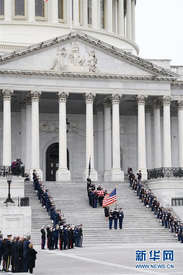 12月5日，在美国首都华盛顿，美国前总统乔治·赫伯特·沃克·布什的灵柩离开国会大厦。 新华社记者刘杰摄 图片来源：新华网