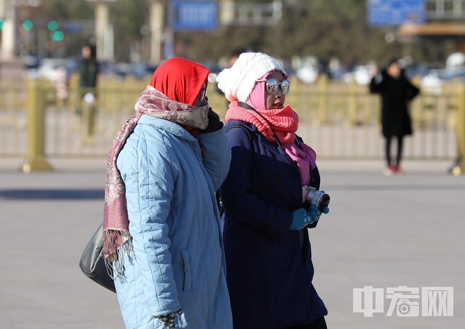 天安门广场上的游客将自己裹得严严实实应对寒冷天气。 中宏网记者 富宇 摄