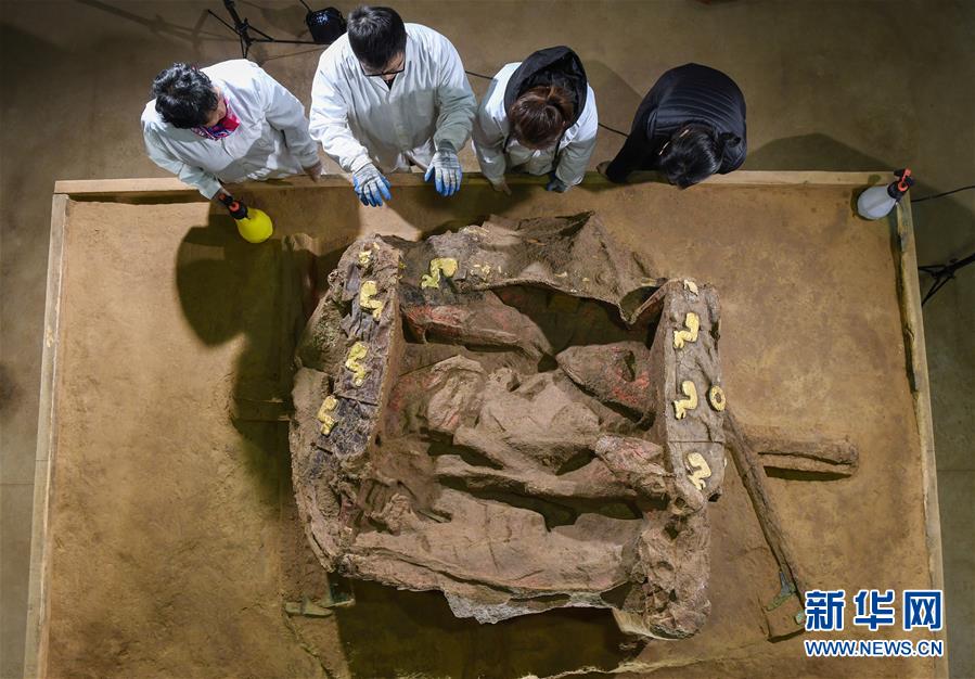在位于河北行唐的考古实验室内，外表装饰奢华的车厢（俯视）展露“真容”（12月4日摄）。新华社记者 李贺 摄 图片来源：新华网