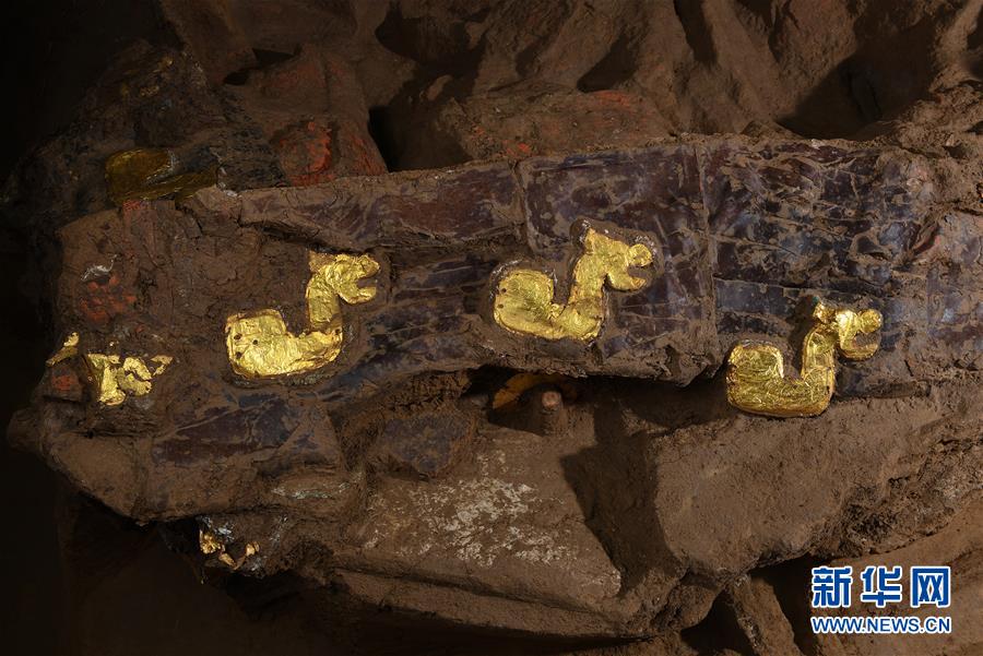 这是在位于河北行唐的考古实验室内拍摄的局部车厢上镶嵌有成组对称的贴有金箔饰片的金属质兽型牌饰（12月4日摄）。新华社记者 李贺 摄 图片来源：新华网