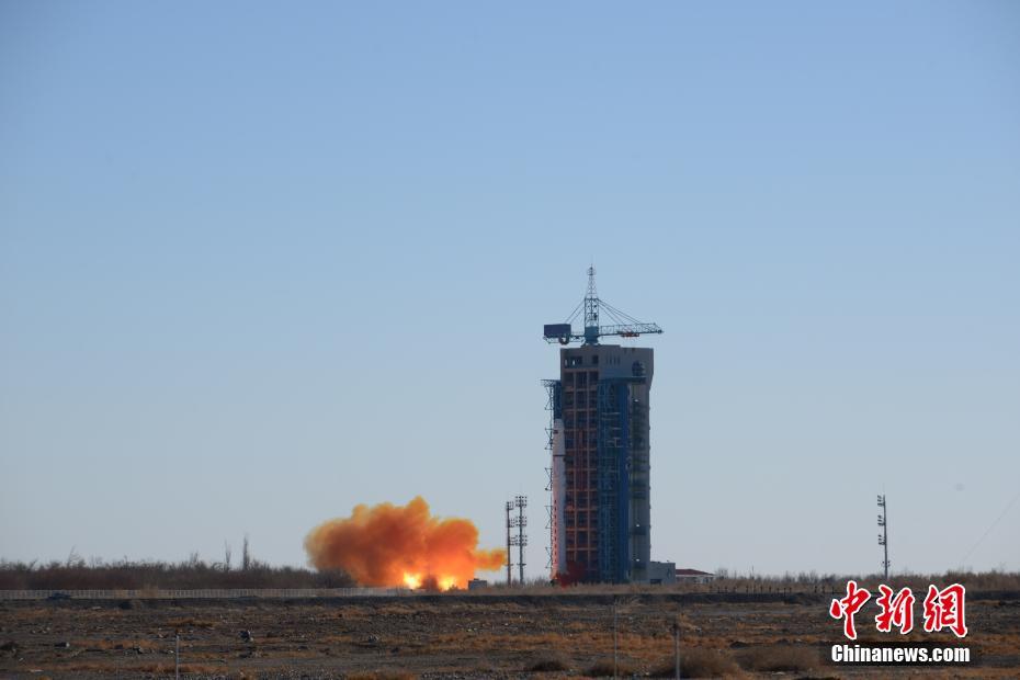 北京时间12月7日12时12分，中国在酒泉卫星发射中心用长征二号丁运载火箭，成功将沙特-5A/5B卫星发射升空，并搭载发射10颗小卫星，卫星均进入预定轨道。沙特-5A/5B这两颗卫星是沙特国王科技城研制的低轨遥感卫星，每颗质量为425千克，设计寿命5年，有效载荷是1台全色/多光谱高分辨率相机，主要用于获取地面图像。搭载发射的10颗小卫星分别由湖南长沙天仪研究院、北京九天微星科技发展有限公司等单位研制。此次一箭12星发射任务，是中国长征系列运载火箭第293次航天飞行。 郝伟 摄 图片来源：中新网