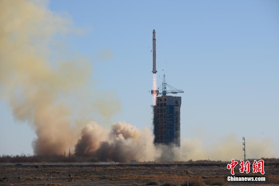 北京时间12月7日12时12分，中国在酒泉卫星发射中心用长征二号丁运载火箭，成功将沙特-5A/5B卫星发射升空，并搭载发射10颗小卫星，卫星均进入预定轨道。沙特-5A/5B这两颗卫星是沙特国王科技城研制的低轨遥感卫星，每颗质量为425千克，设计寿命5年，有效载荷是1台全色/多光谱高分辨率相机，主要用于获取地面图像。搭载发射的10颗小卫星分别由湖南长沙天仪研究院、北京九天微星科技发展有限公司等单位研制。此次一箭12星发射任务，是中国长征系列运载火箭第293次航天飞行。 郝伟 摄 图片来源：中新网