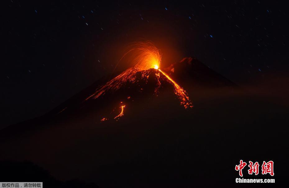 当地时间12月8日，意大利西西里岛的埃特纳火山发生喷发，滚滚岩浆从火山顶端流淌而下。 图片来源：中新网