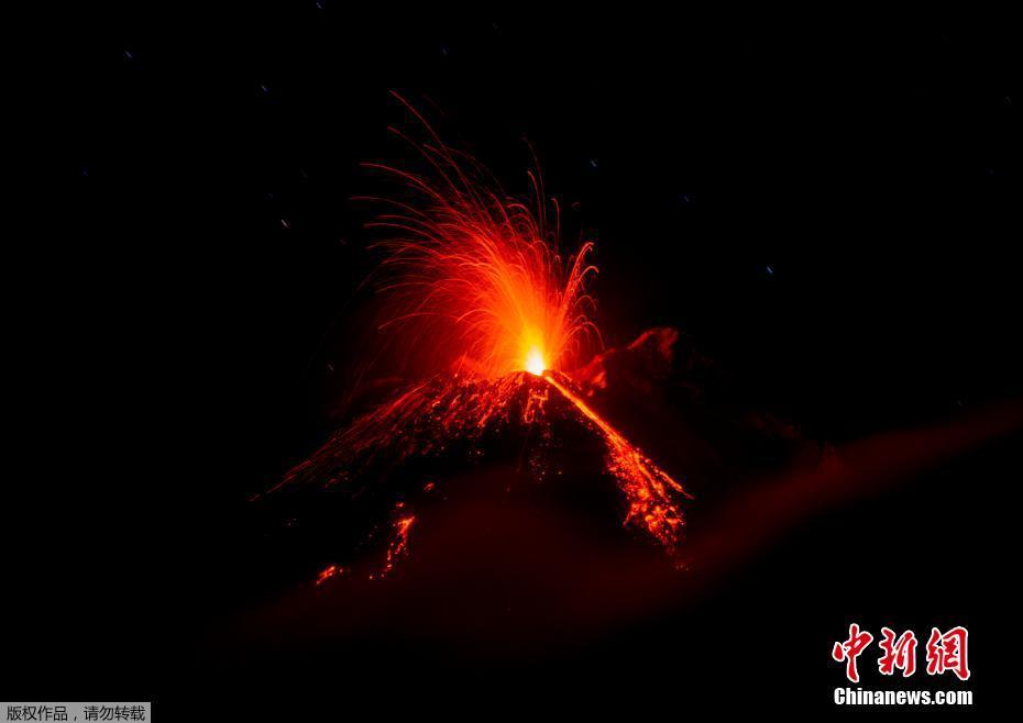 当地时间12月8日，意大利西西里岛的埃特纳火山发生喷发，滚滚岩浆从火山顶端流淌而下。 图片来源：中新网