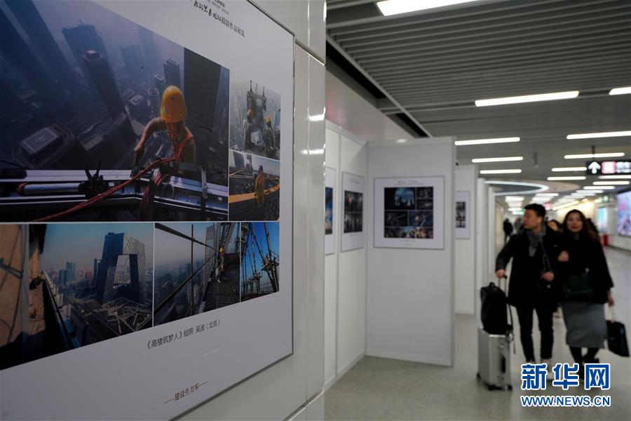 12月11日，人们在南昌地铁大厦站观看摄影展。 新华社记者宋振平摄