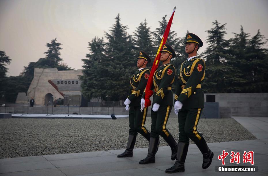 12月13日是第五个南京大屠杀死难者国家公祭日。早上7时整，侵华日军南京大屠杀遇难同胞纪念馆举行升国旗、下半旗仪式。泱波 摄 图片来源：中新网
