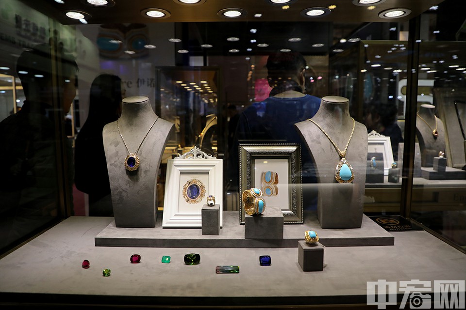 中宏网12月13日电（记者 康书源）2018中国国际珠宝展于12月13日在中国国际展览中心(静安庄馆)开幕。本届展览汇聚来自23个国家和地区的数千家珠宝制造商、批发商、零售商和加盟商，是国际备受瞩目，国内最具人气，业内最具影响力的珠宝行业盛会。<br/>
　　这次珠宝展，汇聚了来自广州、深圳、番禺、新疆、云南、东海等珠宝产业基地、集散地、珠宝市场的珠宝商，他们将最具性价比的精美珠宝首饰展现给观众，带给大家更大的自由选购空间。据悉，本次珠宝展将持续至12月17日。
