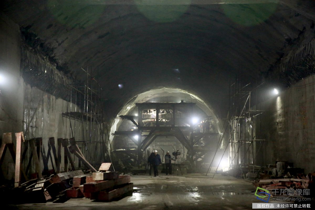 12月13日10时18分，随着轰隆一声爆破后，京张高铁正线最长隧道——新八达岭隧道顺利贯通，这是京张高铁正线十座隧道中最后一个贯通、里程最长且施工难度最大的隧道。 千龙网记者 鄂晓颖 摄 通讯员 岳阳 鲁静 贾友文