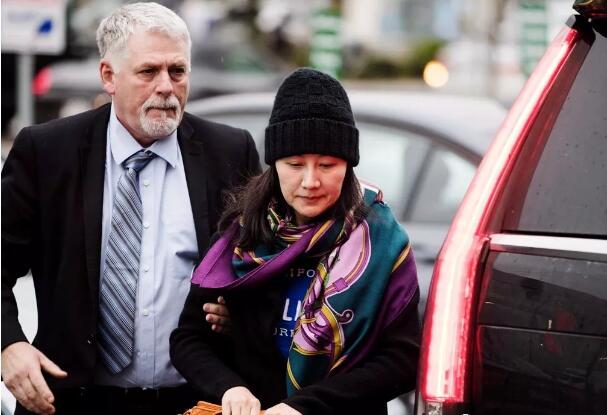 据温哥华加西周末报道，当地时间12月13日，在获准保释第二天，华为CFO孟晚舟出门了。在她身旁，一名安保人员寸步不离。 来源：海外网