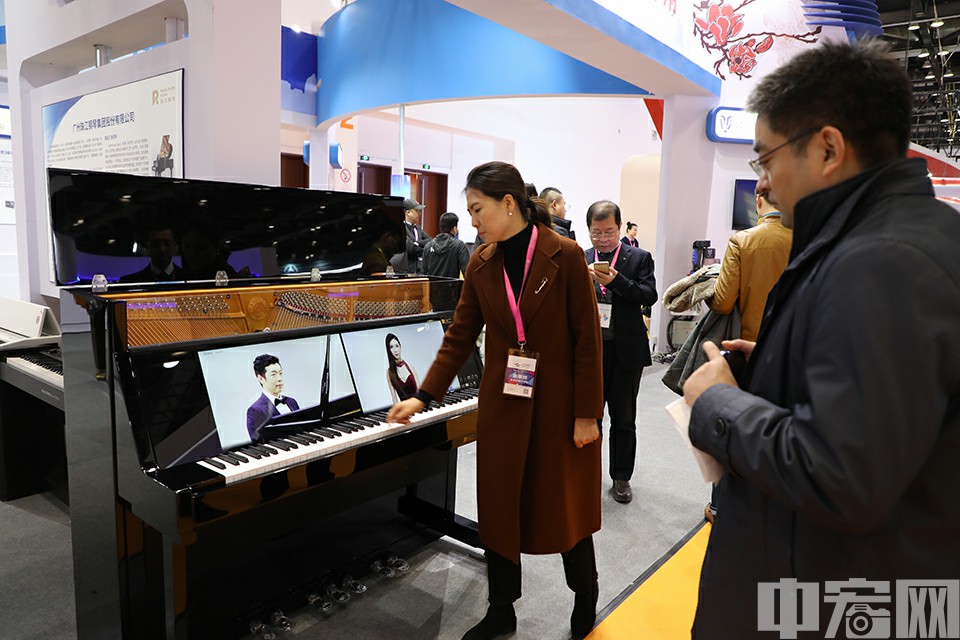 12月14日，北京国家会议中心，参展商为观众介绍产品。