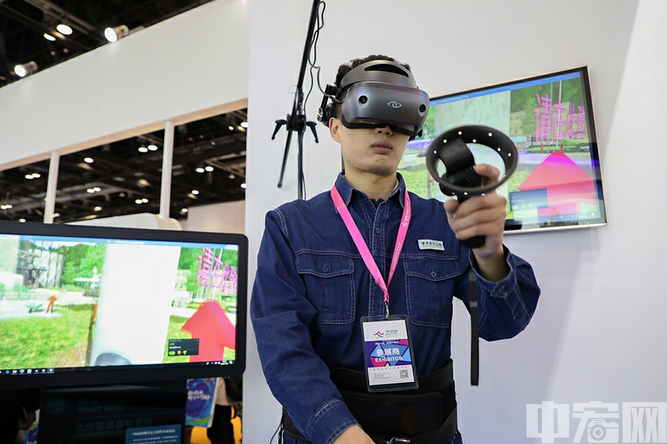 12月14日，北京国家会议中心，参展商正在操作VR设备。