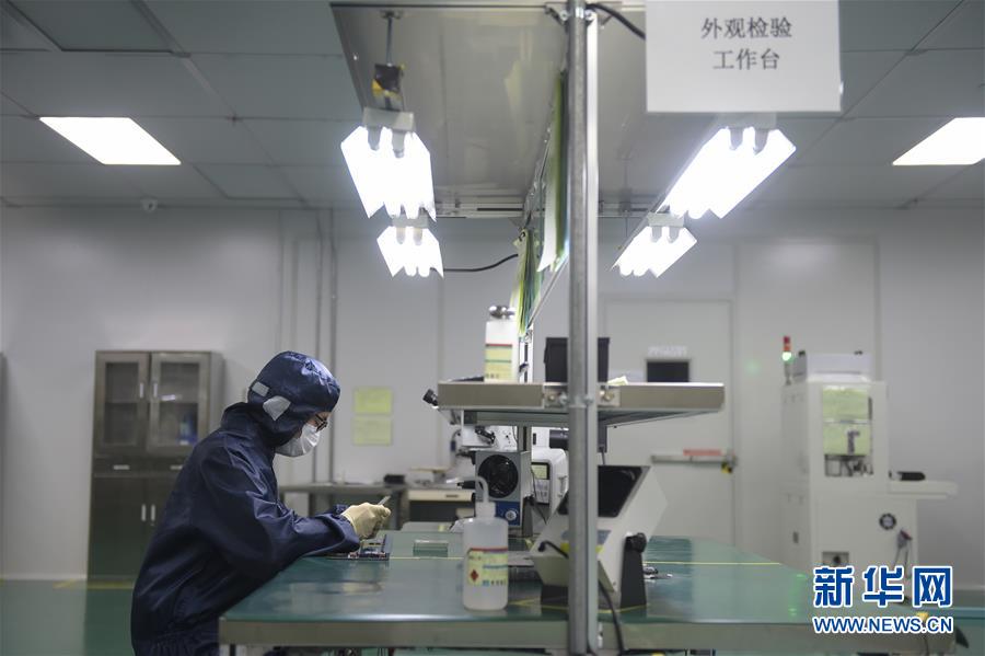 　12月14日，在固安新材料产业园的一家新材料照明企业生产车间内，工作人员在检验产品质量。 新华社记者 鲁鹏 摄