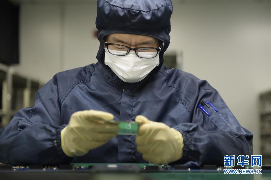 　12月14日，在固安新材料产业园的一家新材料照明企业生产车间内，工作人员在检验产品质量。  新华社记者 鲁鹏 摄