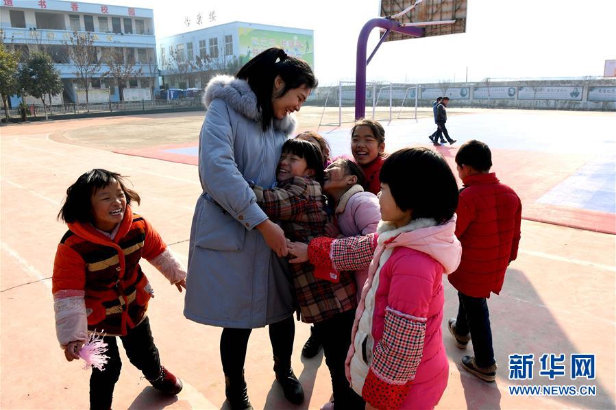 　12月13日，在郸城县秋渠乡益海小学，刘培陪学生玩耍。新华社记者 李安 摄