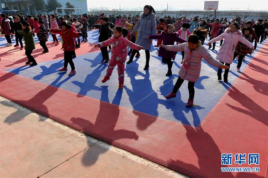 　12月13日，在郸城县秋渠乡益海小学，刘培带着学生们跳课间操。新华社记者 李安 摄