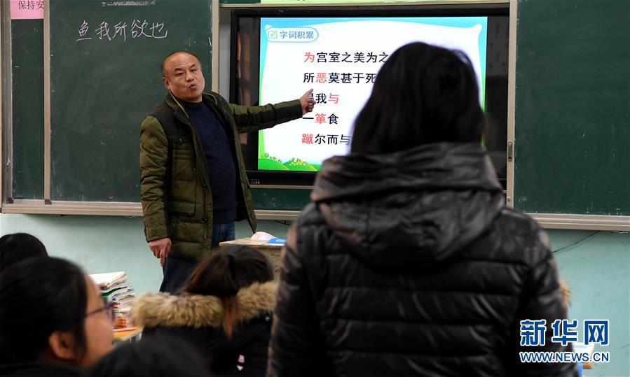 　　12月12日，在郸城县石槽镇第一初级中学，刘华给九年级一班学生上语文课。 新华社记者 李安 摄