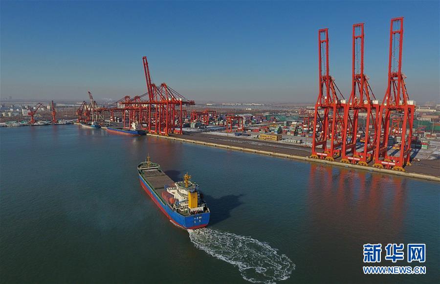 　　12月13日，一艘轮船在向唐山港京唐港区集装箱码头靠泊（无人机拍摄）。 记者从河北省交通运输厅获悉，2018年1至11月，河北省港口货物吞吐量完成10.5亿吨，为年度计划的104%，同比增长5.1%，位居全国沿海省份第四位。 新华社记者杨世尧摄