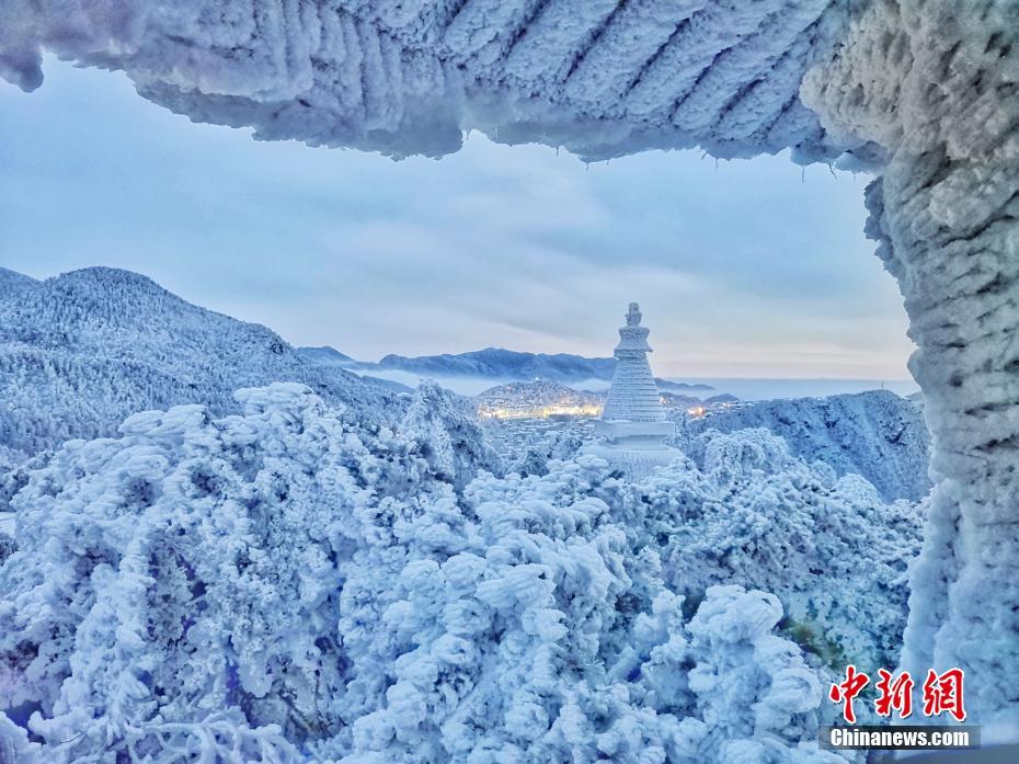 　　12月12日，雪霁初晴的江西庐山迎来了晴好天气。皑皑白雪，将庐山变幻成一座童话世界。王剑/文 李剑涛/摄