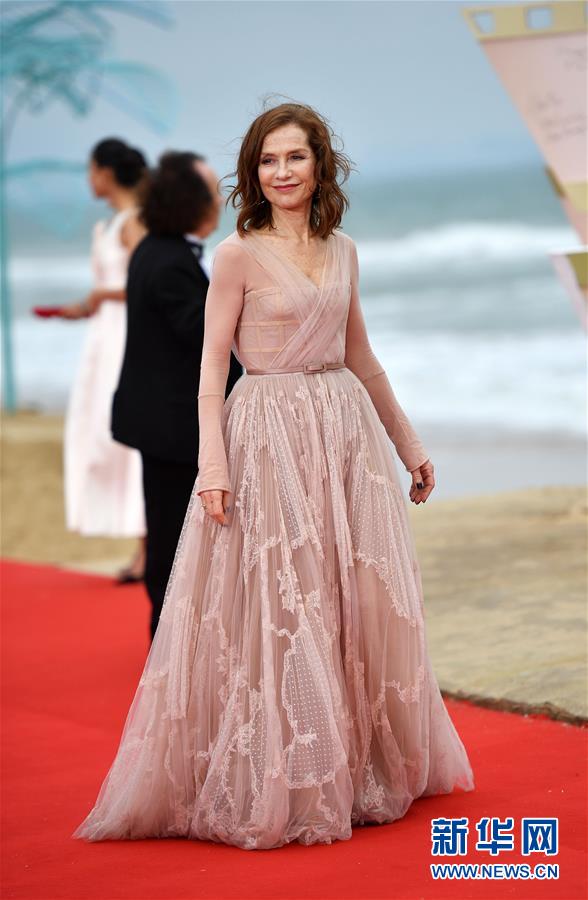 　　12月16日，法国演员伊莎贝尔·于佩尔亮相电影节闭幕式红毯仪式。<br/>

　　当日，首届海南岛国际电影节在三亚闭幕。<br/>

　　新华社记者 郭程摄