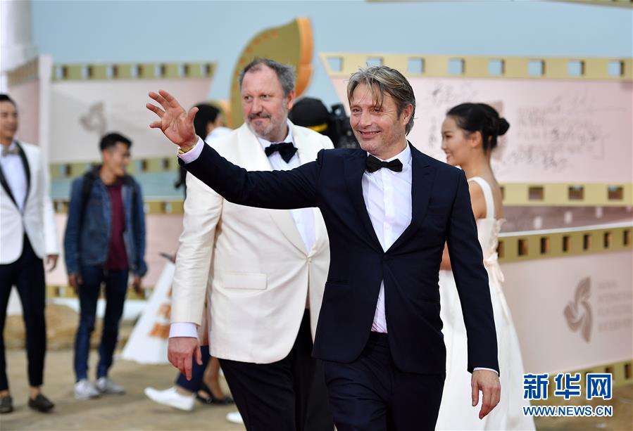 　　12月16日，丹麦演员麦德斯·米科尔森亮相电影节闭幕式红毯仪式。<br/>

　　当日，首届海南岛国际电影节在三亚闭幕。<br/>

　　新华社记者 郭程摄