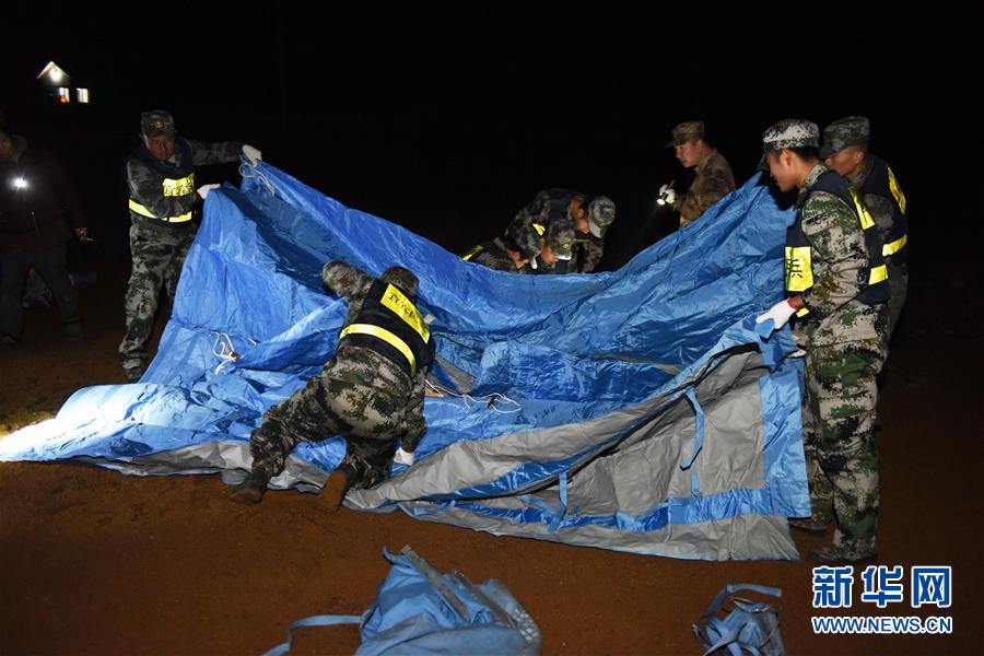 　12月16日，在四川省兴文县周家镇临时安置点，救援人员搭建帐篷。  新华社发（张可凡 摄）