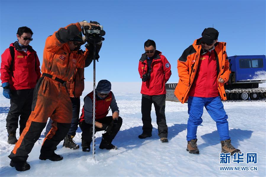 　　科考队员在蓝冰区用冰钻钻冰了解相关情况（12月12日摄）。中国第35次南极科学考察队近日在南极冰盖考察时，发现一处适合建设大型机场的成片蓝冰区。科考队对此将展开进一步勘探考察。 新华社记者 刘诗平 摄