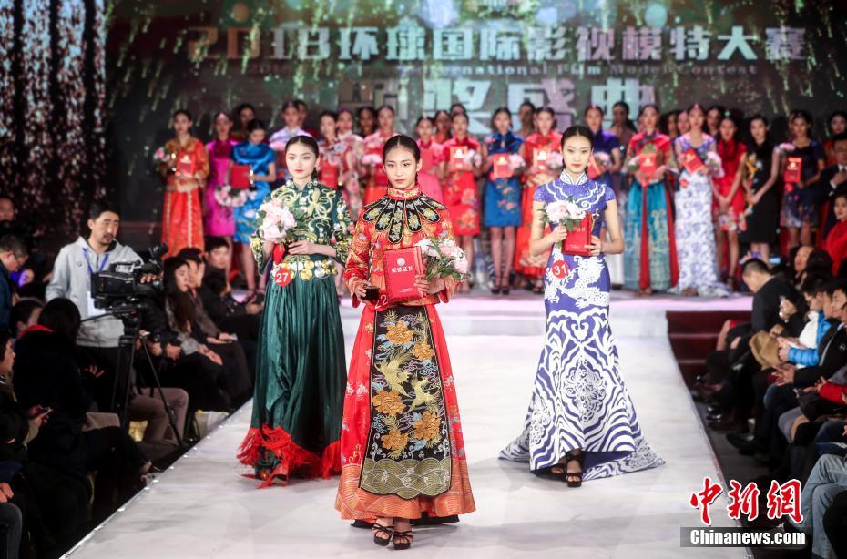 12月15日，2018环球国际影视模特大赛中国区总决赛在北京举行，选手乔小蕙（中）、瞿清怡（左）、杨玥（右）分别获得模特组冠、亚、季军。中新社记者 张宇 摄 图片来源：中新网