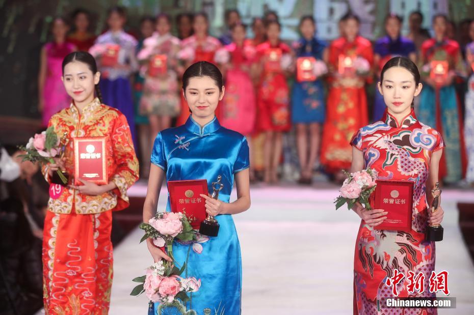 12月15日，2018环球国际影视模特大赛中国区总决赛在北京举行，选手胡林娜（中）、许熙菡（右)、高誉洋（左)分别获得影视组冠、亚、季军。中新社记者 张宇 摄 图片来源：中新网