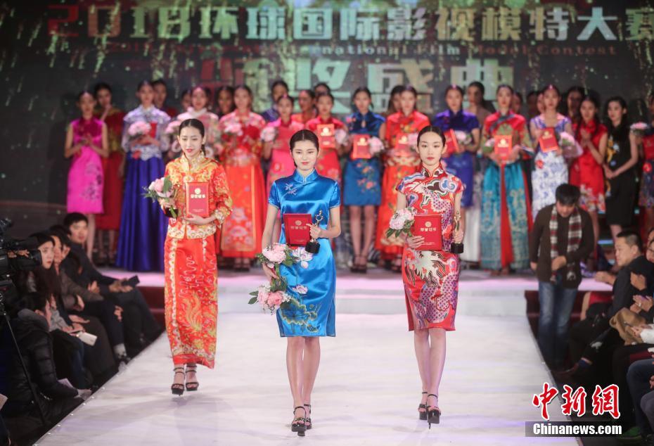 12月15日，2018环球国际影视模特大赛中国区总决赛在北京举行，选手胡林娜（中）、许熙菡（右)、高誉洋（左)分别获得影视组冠、亚、季军。中新社记者 张宇 摄 图片来源：中新网