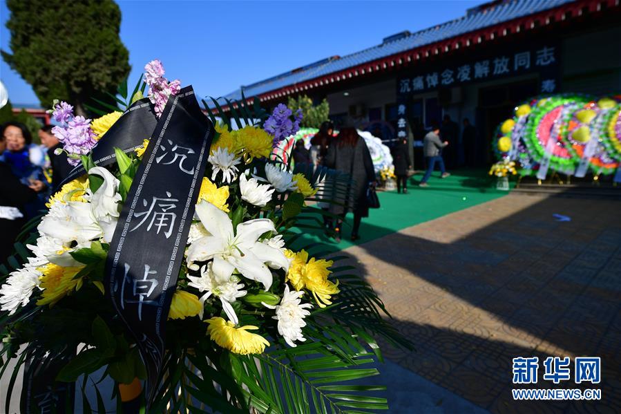 　12月16日，各界人士来到河南南阳殡仪馆吊唁二月河。  新华社记者冯大鹏摄