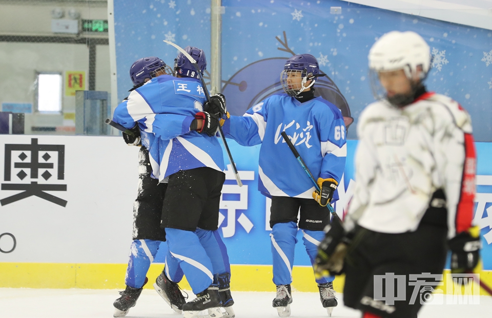 12月16日，北京市第一届冬季运动会竞技组冰球比赛举行，来自各区县的代表队展开激烈角逐。图为海淀队员庆祝进球。 中宏网记者 富宇 摄