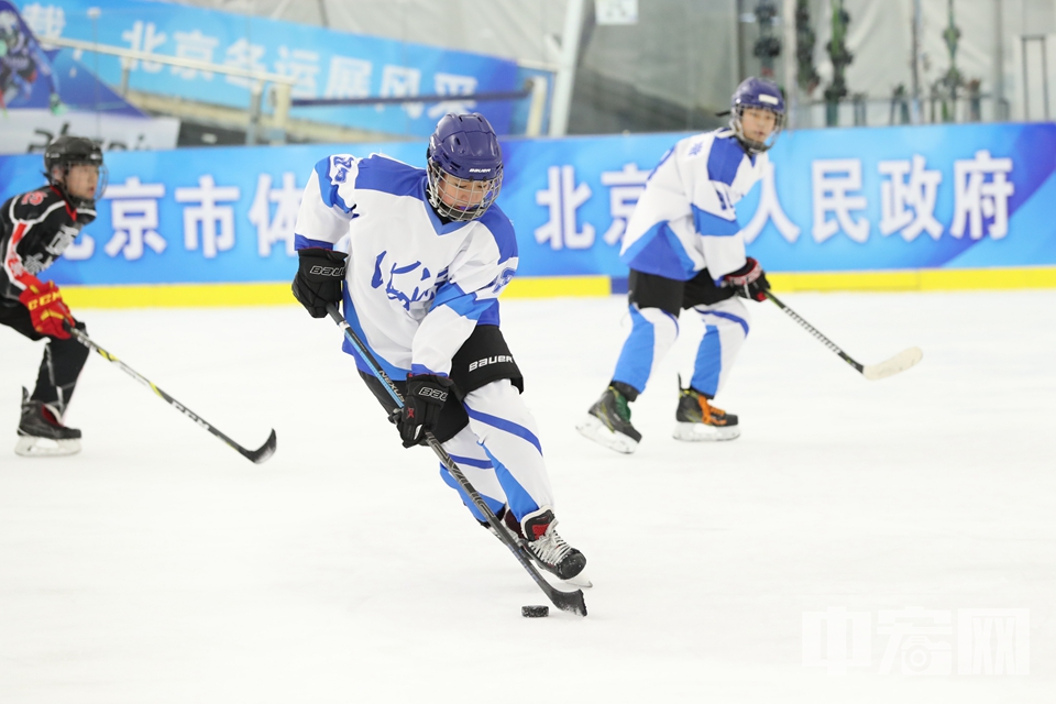 12月16日，北京市第一届冬季运动会竞技组冰球比赛举行，来自各区县的代表队展开激烈角逐。图为海淀队在比赛中。 中宏网记者 富宇 摄