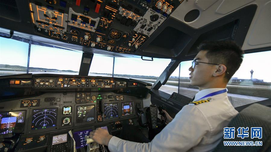 　　一名飞行教练正在操作、展示哈尔滨莱特兄弟科技开发有限公司研发的飞行模拟舱（11月24日摄）。  新华社记者王松摄