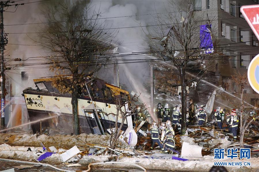 　　12月16日，消防队员在日本北海道札幌发生爆炸的居酒屋现场救火。<br/>

　　据日本媒体报道，当地时间16日晚8时30分左右，日本北海道札幌市区内一居酒屋发生爆炸，造成至少40人受伤。<br/>

　　新华社/共同社