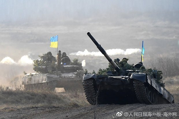 乌克兰武装部队总参谋长维克多·穆真科（Viktor Muzhenko）称，“自2014年克里米亚事件以来，俄罗斯构成了‘军事威胁’。”他还称，卫星图像显示，在仅仅两周的时间内，至少有250辆俄罗斯坦克在边境附近集结。
维克多·穆真科甚至称，“很难预测俄罗斯会何时对乌克兰采取战斗行动”。 来源：海外网官方微博