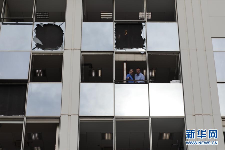 　　12月17日，在希腊雅典，人们检查遭袭大楼受损情况。<br/>

　　位于希腊首都雅典市南郊的希腊私营媒体集团天空集团办公楼17日凌晨遭炸弹袭击，造成建筑部分受损，但没有人员伤亡。目前尚未有组织或个人宣称制造这起袭击。<br/>

　　新华社发（莱夫泰里斯·帕特萨利斯摄）