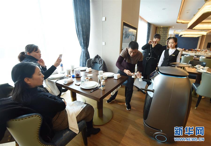 　　12月18日，智能送餐机器人在“未来酒店”里为顾客送餐。  新华社发（龙巍 摄）