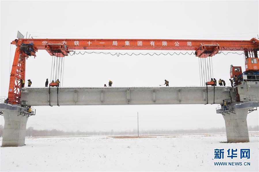 　　12月18日，中铁十一局的工人在贡嘎雅鲁藏布江特大桥建设工地施工。 新华社发（王荃荃 摄）