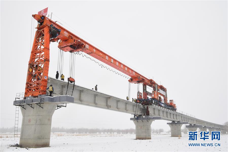 　12月18日，中铁十一局的工人在贡嘎雅鲁藏布江特大桥建设工地施工。 新华社发（王荃荃 摄）