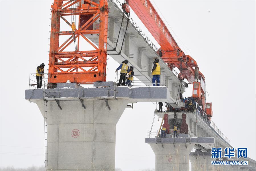 　　12月18日，中铁十一局的工人在贡嘎雅鲁藏布江特大桥建设工地施工。<br/>

　　当日，在川藏铁路拉林段工地，建设者顶风冒雪在贡嘎雅鲁藏布江特大桥上进行铺轨架梁作业。川藏铁路拉萨到林芝段是西藏第一条电气化铁路，正线全长435.48公里，设计时速160公里，预计2021年建成通车。<br/>

　　新华社发（王荃荃 摄）