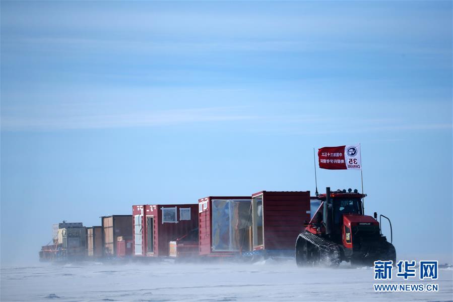 　　12月18日，中国第35次南极科学考察队向南极腹地挺进。新华社记者刘诗平摄