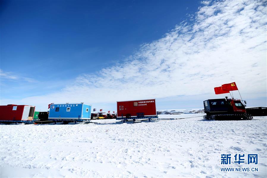 　　12月18日，中国第35次南极科学考察队向南极腹地挺进。<br/>

　　当日，中国第35次南极科学考察队两支内陆考察队的37名队员正式出征南极腹地。“37勇士”分乘11辆雪地车，向位于南极腹地茫茫冰原的中国泰山站和昆仑站进发。 新华社记者刘诗平摄

