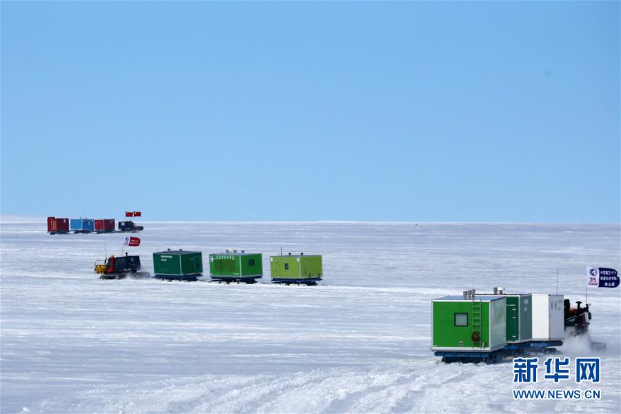 　　12月18日，中国第35次南极科学考察队向南极腹地挺进。 新华社记者刘诗平摄