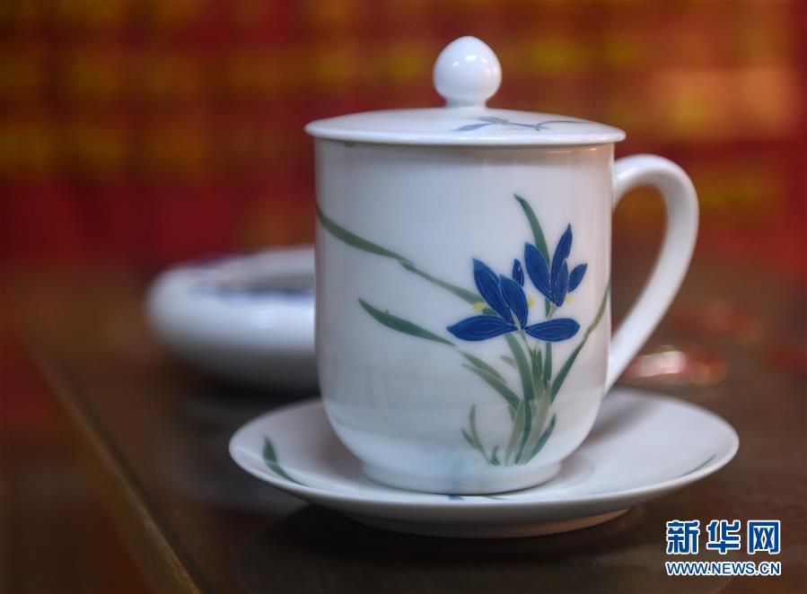 　这是京西宾馆带有兰花图案的茶杯（6月20日摄）。在传统文化中象征淡雅高洁的兰花，是京西宾馆的馆花和标志。  新华社记者 罗晓光 摄