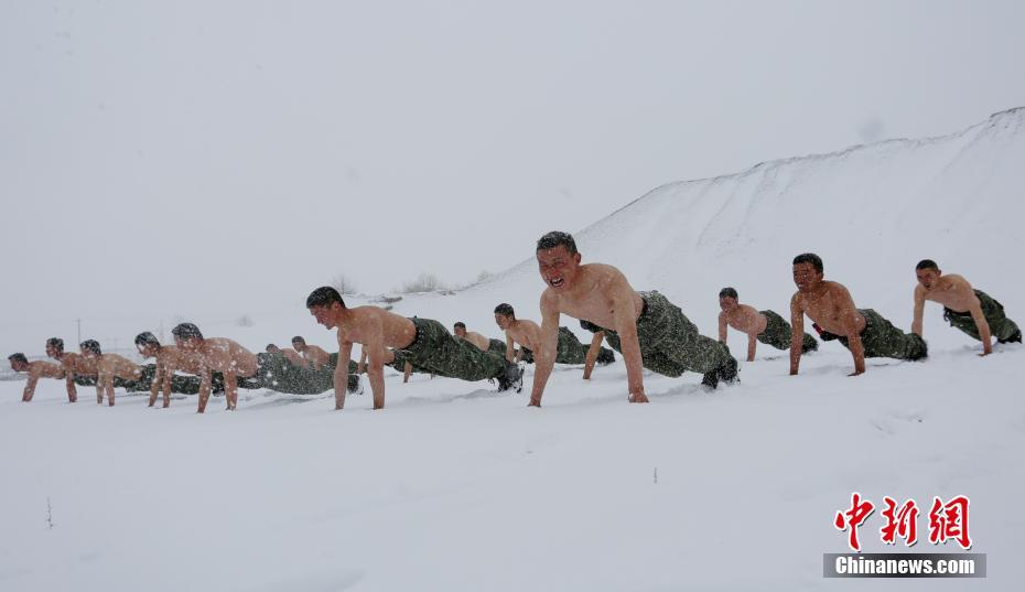 连日来，武警西藏总队每季度的“魔鬼周”极限训练已经开始。来自9个支队的1600余名特战队员围绕15类54个科目展开激烈角逐。训练期间，恰逢西藏各地普降大雪，突然的降温和降雪并没有影响特战队员们的训练热情，他们在平均海拔4300米、零下10多度的大雪中挑战自己的极限。据悉，此次训练通过战术课题牵引、作战进程推进、复杂情况诱导、陌生地域锤炼等方式突出极限属性，全方位锤炼摔打磨砺部队，加快提升特战分队反恐实战能力。葛涛 赵延摄影报道 图片来源：中新网
