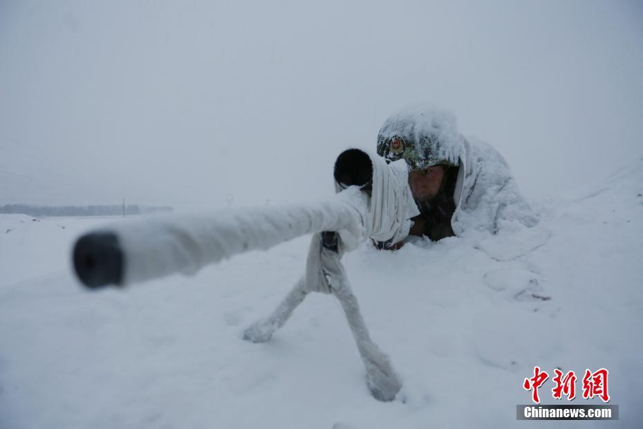 连日来，武警西藏总队每季度的“魔鬼周”极限训练已经开始。来自9个支队的1600余名特战队员围绕15类54个科目展开激烈角逐。训练期间，恰逢西藏各地普降大雪，突然的降温和降雪并没有影响特战队员们的训练热情，他们在平均海拔4300米、零下10多度的大雪中挑战自己的极限。据悉，此次训练通过战术课题牵引、作战进程推进、复杂情况诱导、陌生地域锤炼等方式突出极限属性，全方位锤炼摔打磨砺部队，加快提升特战分队反恐实战能力。葛涛 赵延摄影报道 图片来源：中新网